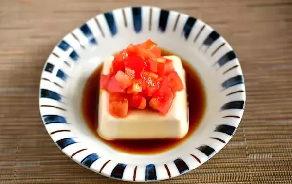 冷奴、まだ醤油で食べてる？　栄養アップの簡単アレンジがこちら【管理栄養士の3選】