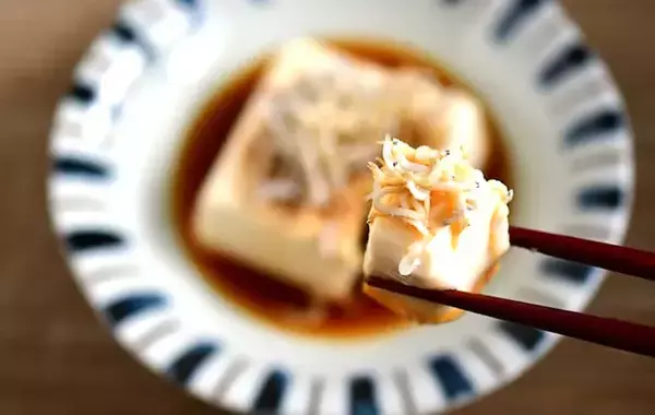 冷奴、まだ醤油で食べてる？　栄養アップの簡単アレンジがこちら【管理栄養士の3選】