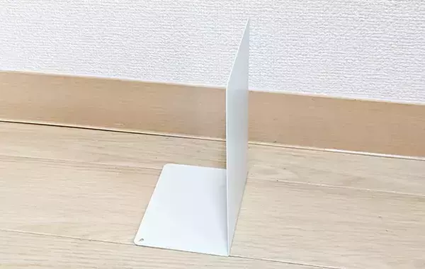 ダイソーの「ブックエンド」がやっぱり優秀！　本を立てない使い方に「家中が片づいた」