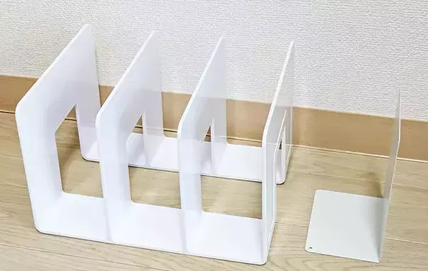 ダイソーの「ブックエンド」がやっぱり優秀！　本を立てない使い方に「家中が片づいた」