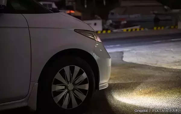 夕暮れの帰り道、白い服と黒い服は見えづらさはどれくらい違う？　専門家が解説