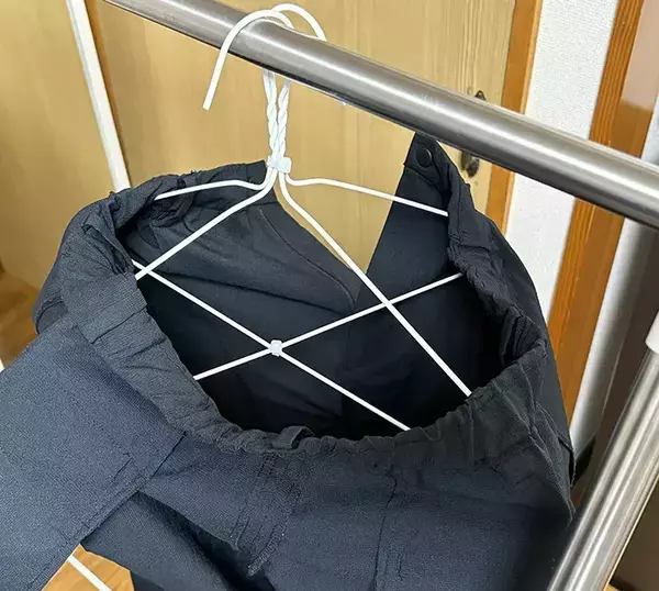 『ハンガー2本』をクロスさせて…　できたものが、部屋干しで活躍！