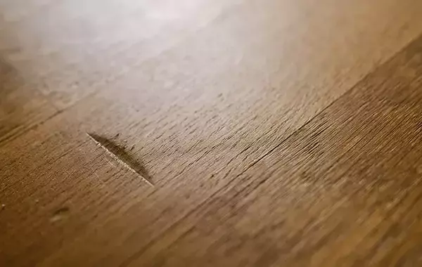 フローリングのへこみや傷、自分で直していい？　メーカーに聞いた注意点