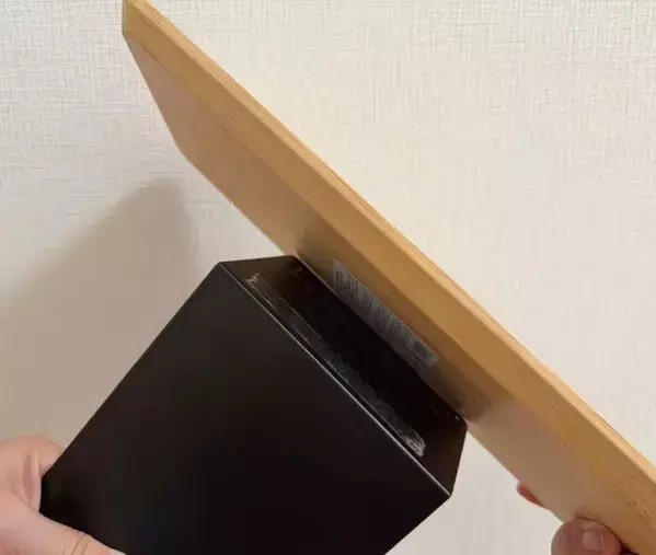 100均の『ブックエンド』をソファに挟むだけ！　1分で完成する収納が「すごく快適」