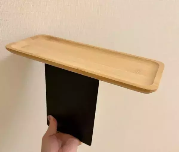 100均の『ブックエンド』をソファに挟むだけ！　1分で完成する収納が「すごく快適」