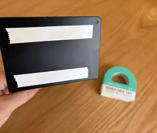 100均の『ブックエンド』をソファに挟むだけ！　1分で完成する収納が「すごく快適」