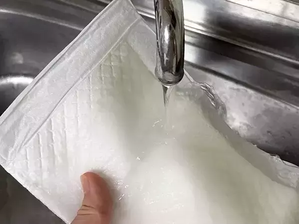 濡らしたペットシーツを凍らせると？　暑い日に役立つ活用法が、こちら