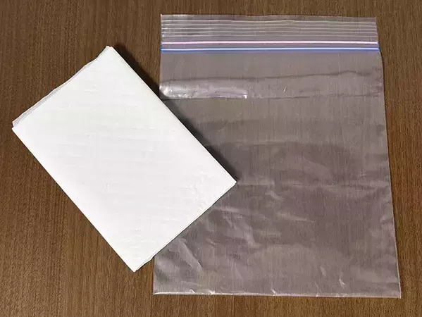 濡らしたペットシーツを凍らせると？　暑い日に役立つ活用法が、こちら
