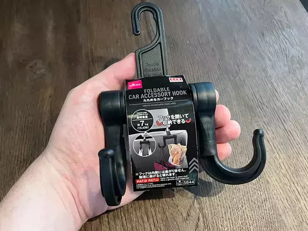 「これ、家でも使えるじゃん！」　ダイソーの『たためるカーフック』を試してみた
