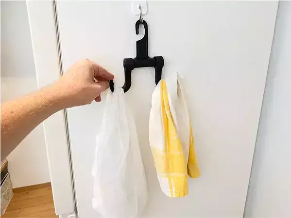 「これ、家でも使えるじゃん！」　ダイソーの『たためるカーフック』を試してみた
