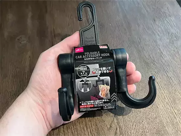 「これ、家でも使えるじゃん！」　ダイソーの『たためるカーフック』を試してみた