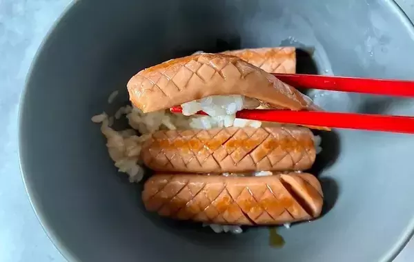 魚肉ソーセージが『高級料理』に… ご飯にのせると「箸がすすむ」「外カリッ、中ふっくら」