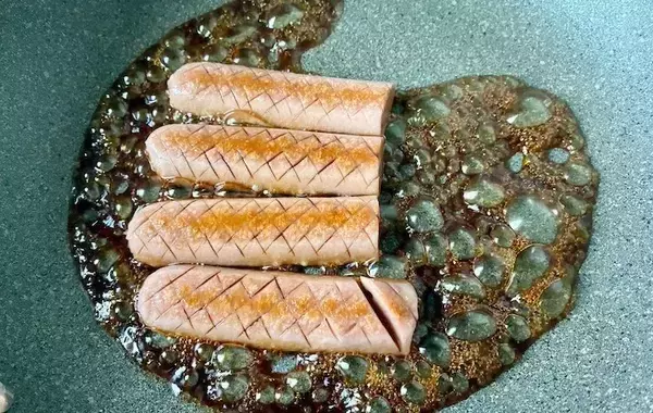 魚肉ソーセージが『高級料理』に… ご飯にのせると「箸がすすむ」「外カリッ、中ふっくら」