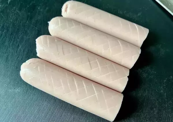 魚肉ソーセージが『高級料理』に… ご飯にのせると「箸がすすむ」「外カリッ、中ふっくら」