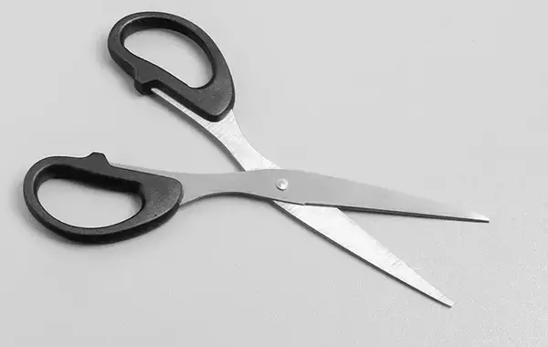 切れ味が落ちたハサミ、『消しゴム』で復活？　メーカーが教える“お手入れの正解”