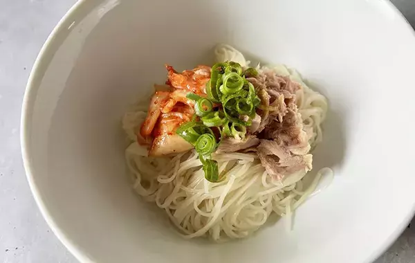 丼ぶりに盛ったそうめんに『醤油とごま油のタレ』をかけるだけ　【ランチにぴったり】