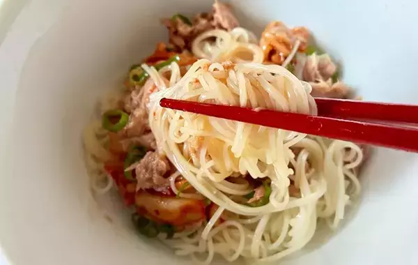 丼ぶりに盛ったそうめんに『醤油とごま油のタレ』をかけるだけ　【ランチにぴったり】