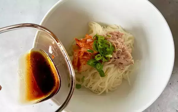 丼ぶりに盛ったそうめんに『醤油とごま油のタレ』をかけるだけ　【ランチにぴったり】
