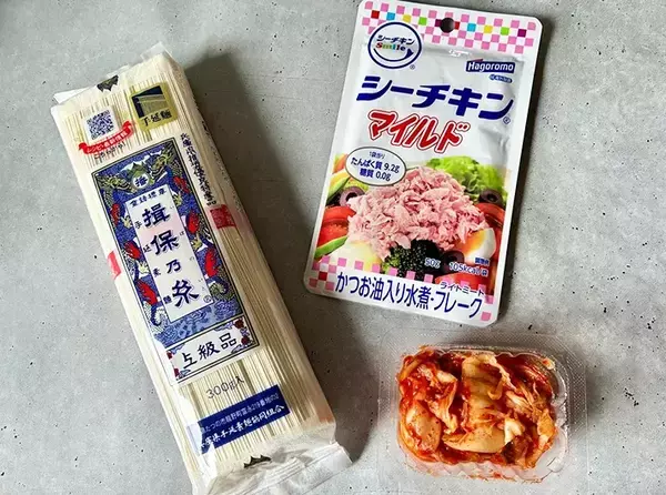 丼ぶりに盛ったそうめんに『醤油とごま油のタレ』をかけるだけ　【ランチにぴったり】