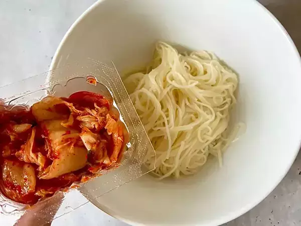 丼ぶりに盛ったそうめんに『醤油とごま油のタレ』をかけるだけ　【ランチにぴったり】
