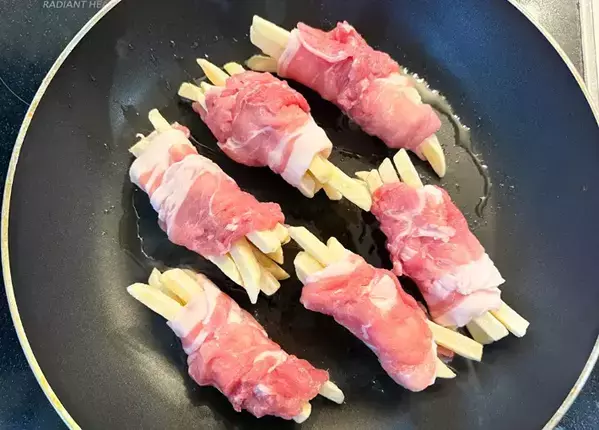 冷凍ポテトは揚げません　豚こま肉で巻いて焼くと？「想像以上」「また作る！」