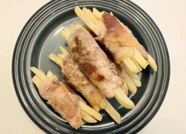 冷凍ポテトは揚げません　豚こま肉で巻いて焼くと？「想像以上」「また作る！」