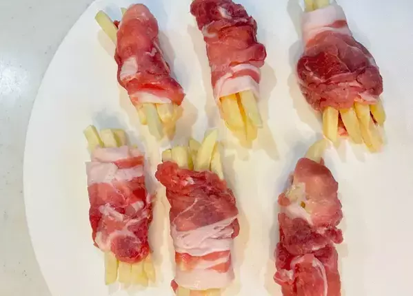冷凍ポテトは揚げません　豚こま肉で巻いて焼くと？「想像以上」「また作る！」