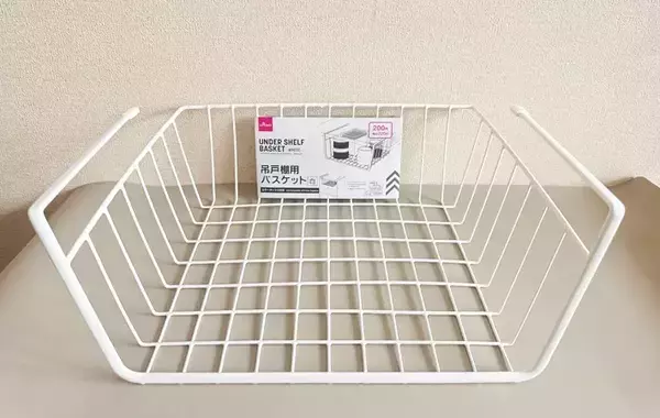 「水筒もタオルも出しやすい」　ダイソー『吊戸棚用バスケット』をキッチンと洗面所に設置すると？