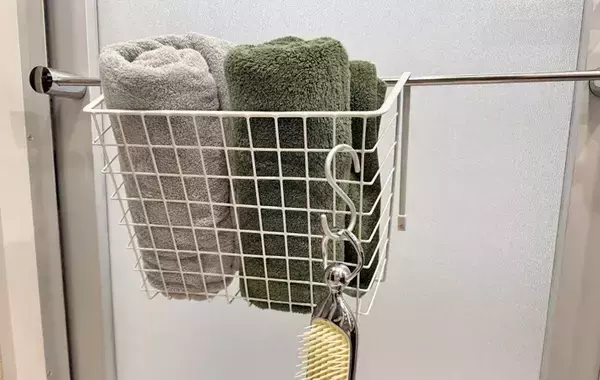 「水筒もタオルも出しやすい」　ダイソー『吊戸棚用バスケット』をキッチンと洗面所に設置すると？