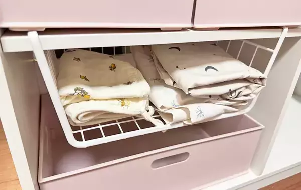 「水筒もタオルも出しやすい」　ダイソー『吊戸棚用バスケット』をキッチンと洗面所に設置すると？