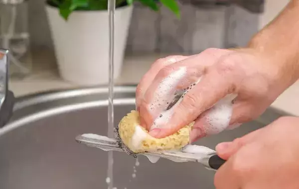 使った包丁、洗うだけで満足してない？　プロが教える“正しい手入れ”は