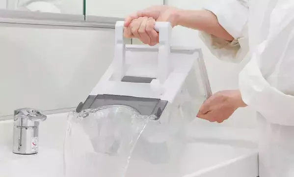 除湿機のタンクを洗う時、『食器用洗剤』はNG？　シャープに聞いた
