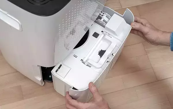 除湿機のタンクを洗う時、『食器用洗剤』はNG？　シャープに聞いた