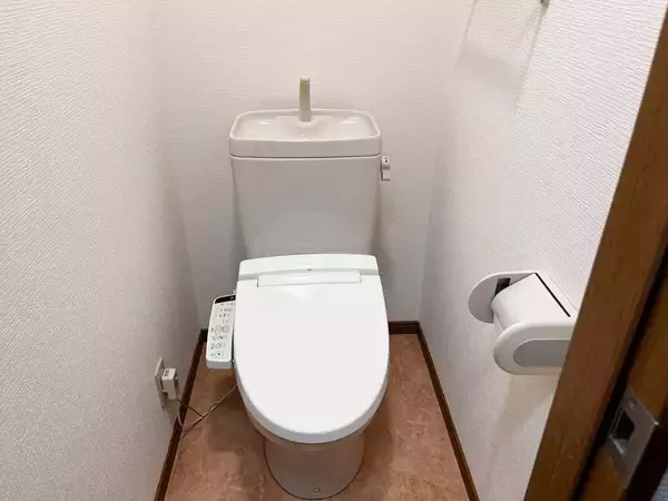 『ブックエンド』を設置したら優勝！　トイレ収納が快適になるアイディアがこちら【収納法4選】