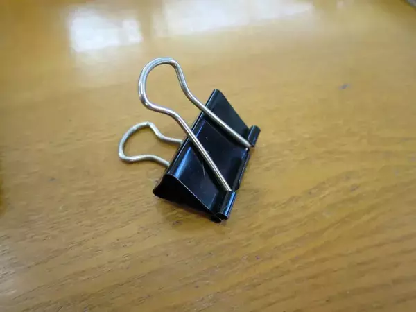 歯磨き粉の置き場に『ダブルクリップ』を活用　意外な使い道で洗面台がすっきり！【活用法4選】
