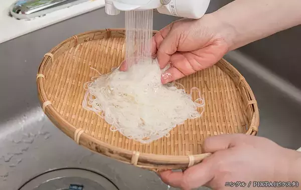 そうめんをゆでた後に『氷水』『流水』←オススメできないのはどっち？　メーカーに聞いた