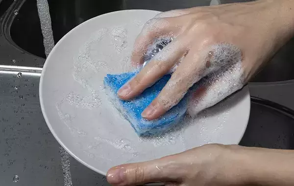 泡がなくても洗浄力は残っている？　食器用洗剤を足すタイミング