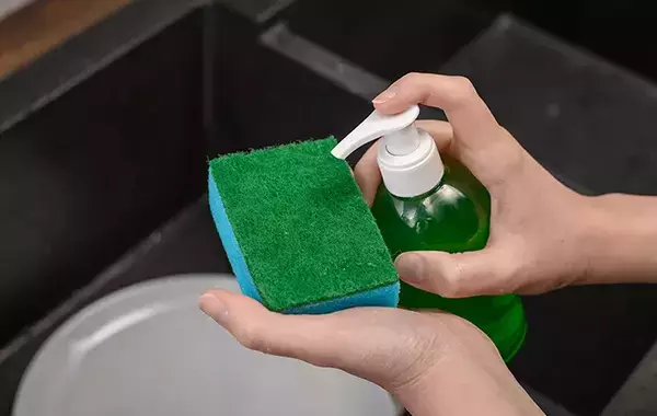 泡がなくても洗浄力は残っている？　食器用洗剤を足すタイミング