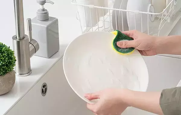 泡がなくても洗浄力は残っている？　食器用洗剤を足すタイミング