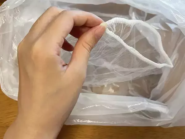 水切りネットの『キッチンじゃない使い方』　線香の“燃え残り”を一掃！