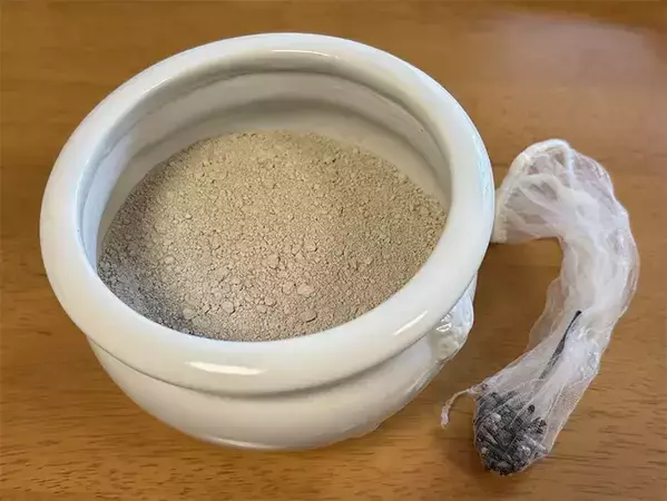 水切りネットの『キッチンじゃない使い方』　線香の“燃え残り”を一掃！