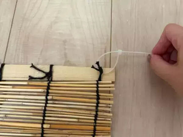 すだれの端に『結束バンド』をつけると？　 賃貸の夏を快適にする活用法が便利！