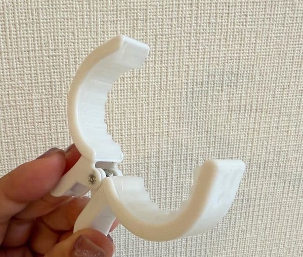 「クローゼットのポールに挟んで」　収納の正解に「その手があったか！」