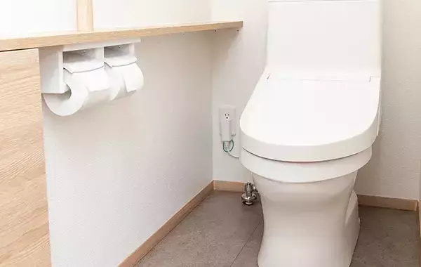 便器の蓋、旅行前に閉めてる？　長期不在時にやるべき、トイレのニオイ対策