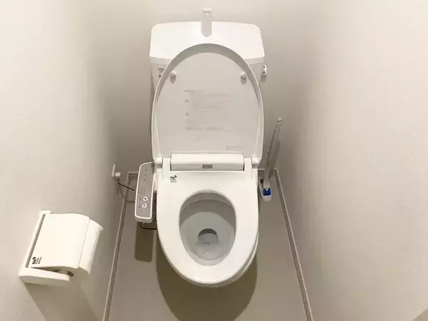 便器の蓋、旅行前に閉めてる？　長期不在時にやるべき、トイレのニオイ対策