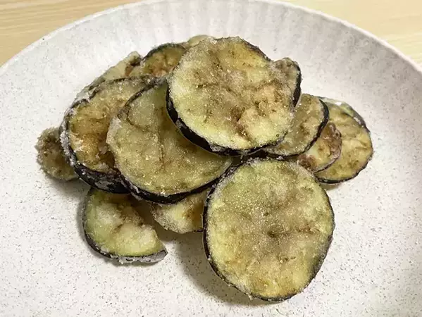 ナスを薄切りして…　15分でできる『パリパリ』おやつに「塩だけでおいしい」「サラダのトッピングにも」