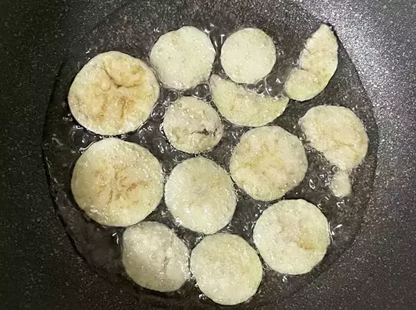 ナスを薄切りして…　15分でできる『パリパリ』おやつに「塩だけでおいしい」「サラダのトッピングにも」