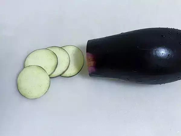 ナスを薄切りして…　15分でできる『パリパリ』おやつに「塩だけでおいしい」「サラダのトッピングにも」