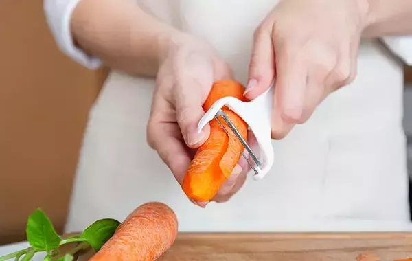ピーラーの切れ味が落ちたらどうする？　手入れと買い替えの目安