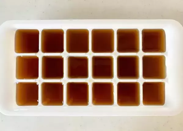 製氷皿に『茶色い液体』をそそいで… 完成したものに「何これ便利すぎ」「常備します」